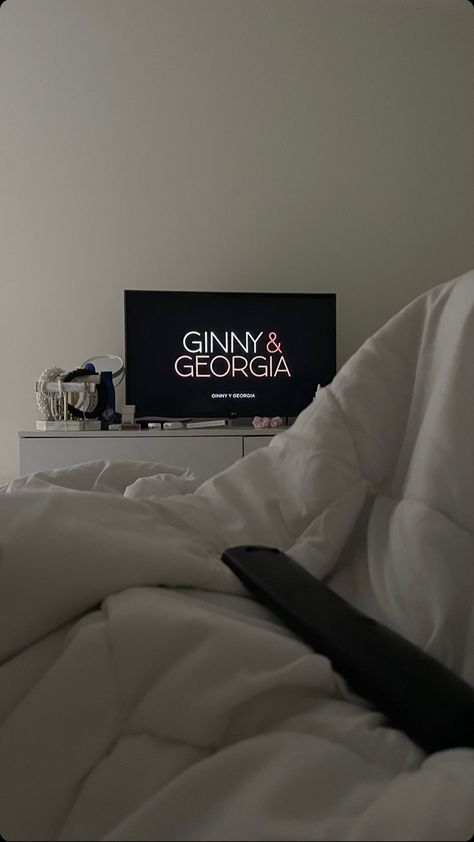 Series Watching Aesthetic, Ginny Georgia Aesthetic, Aesthetic Ginny And Georgia, Netflix Ginny And Georgia, Ginny Miller Aesthetic, Watching Series Aesthetic, Georgia Miller Aesthetic, Ginny And Georgia Aesthetic, Ginny And Georgia Outfits