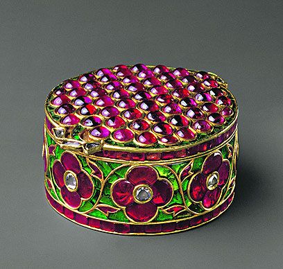 Basra Pearls, Mughal Jewelry, State Hermitage Museum, Hermitage Museum, Mughal Empire, Antique Boxes, Pretty Box, Silk Shawl, Royal Jewels