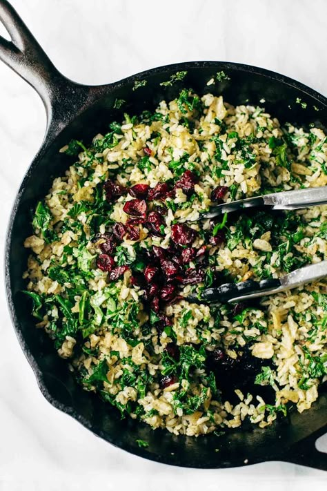 Garlic Kale and Brown Rice Salad with a zippy lemon herb dressing! This side dish recipe is so simple and it compliments almost any main dish! Vegetarian, vegan. | pinchofyum.com Lemon Herb Dressing, Salad With Lemon Dressing, Spring Flavors, Holiday Salad, Tuscan Kale, Garlic Kale, Brown Rice Salad, Herb Dressing, Honey Dressing