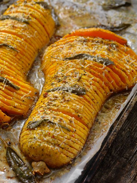 Roasted Hasselback Butternut Squash?utm_source=12tomatoes Vegitaren Wedding Meals, Burrernut Squash Recipes, Butter Squash Recipe, Hasselback Butternut Squash, Butter Squash, Resep Vegan, Butternut Squash Recipes, Browned Butter, God Mat