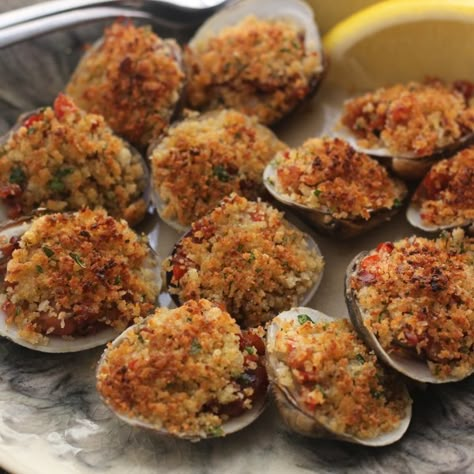 Oysters Casino Recipe, Clams Casino With Bacon, Clam Casino Recipe, Clam Casino, Clam Dishes, Oysters Casino, Clams Casino Recipe, Stuffed Clams, Baked Clams