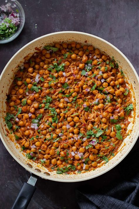 1 pan 6 Ingredient 20 minute Cajun orzo chickpeas are a satisfying weeknight meal that’s packed with flavor! Tender orzo goes so well with hearty chickpeas and lots of deep, Cajun spices. Cajun Orzo, Chickpea Orzo, Gluten Free Orzo, Vegan Cajun, Cajun Spices, Creamy Orzo, Rice And Quinoa, Vegan Main Course, Easy Vegan Meals