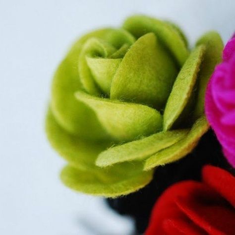 Make Felt Flowers, Diy Fleur, Flowers Felt, Felt Flowers Diy, Diy Flores, Felt Roses, Rose Tutorial, Flowers To Make, Felt Ideas