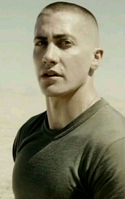 Jake Gyllenhaal in Jarhead Bald Jake Gyllenhaal, Jake Gyllenhaal Buzzcut, Jarhead Jake Gyllenhaal, Jake Gyllenhaal Jarhead, Jarhead Haircut, Marine Haircut, Crew Cut Hair, Short Haircuts For Ladies, Military Haircut