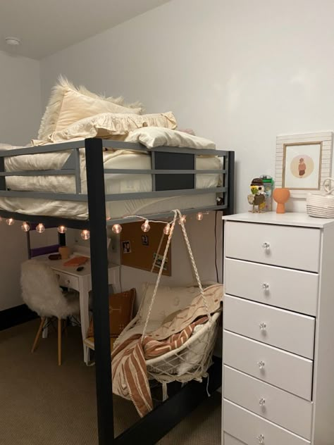 Loft Bed With Hanging Chair, Room Ideas High Bed, Hammock Under Loft Bed, Hanging Net Bed, Bunkbed Room Ideas, Lofted Dorm Beds, Loft Bed Ideas, Dorm Room Decorations, Teen Room Designs