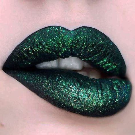 Green Lipstick with Glitter picture5 Emerald City Makeup, Saint Patricks Day Makeup, Green Lipstick, Holiday Lip, Green Lips, Artsy Ideas, Day Makeup Looks, Lipstick Art, Smink Inspiration