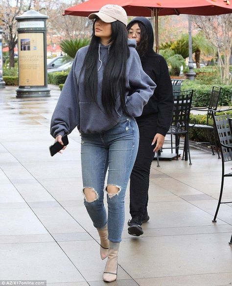 ripped jeans with clear booties, a hoodie and baseball hat. Visit Daily Dress Me at dailydressme.com for more inspiration                  women's fashion 2018, fall fashion, casual outfits, kardashians, distressed jeans, ripped jeans, hoodies, hats, heels, street style, NY street style Kylie Jenner Casual, Look Kylie Jenner, Estilo Kardashian, Looks Kylie Jenner, Estilo Kylie Jenner, Kylie Jenner Outfits, Kylie Jenner Style, Kendall Jenner Outfits, Jenner Outfits