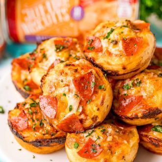 Mini Pizzas are made with canned biscuits, pizza, sauce, pepperoni, cheese, and spices. They’re baked in a muffin tin, and since they’re individually made, everyone in the family can top their own! This 15-minute recipe is perfect for the upcoming school year. Biscuits Pizza, Mini Pizza Bites, Pepperoni Pizza Bites, Muffin Cups Recipes, Canned Biscuit, Pizza Cups, Biscuit Pizza, Pizza Snacks, Pizza Muffins