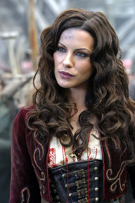 Van Helsing Movie, Anna Valerious, Van Helsing 2004, Emily Ratajkowski Outfits, Pictures Of Anna, Van Helsing, Wavy Haircuts, Hair Shades, Edgy Chic