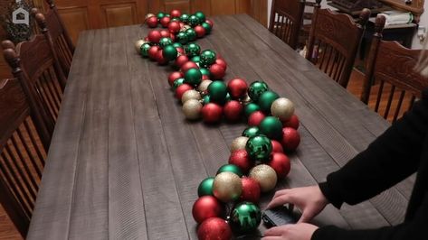 Diy Ornament Garland, Ornament Garland Diy, Diy Christmas Bulbs, Christmas Decor Idea, Diy Christmas Ball, Candle Decorations, Diy Christmas Garland, Centerpieces Diy, Diy Ornament