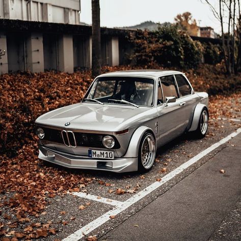 Old Bmw, Bmw Old, Bmw 2002 Tii, Custom Porsche, Bmw Vintage, Carros Bmw, Bmw Classic Cars, Bmw Classic, Bmw 2002