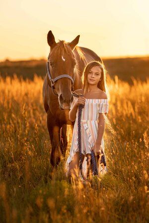 Golden Hour Horse Photography, Girl And Horse Photoshooting, Photography With Horses, Girl With Horse, Equine Photography Poses, Horse Photo Shoot, Horse Photoshoot Ideas, Horse And Girl, Horse Senior Pictures