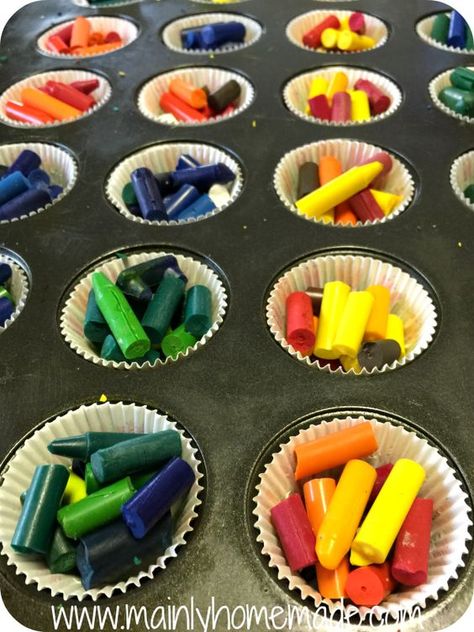 How to melt homemade crayons: Broken Homemade Crayons in a muffin tin. Crayon Melting Art, Homemade Crayons, Melted Crayon Crafts, Diy Candles With Crayons, Crayon Molds, Crayon Candles, Making Crayons, Recycled Crayons, Diy Crayons