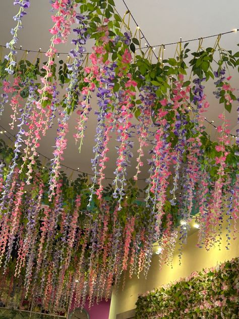 Roof Flower Decoration, Hanging Flowers Ceiling Diy, Plant Ceiling Decor Hanging, How To Hang Wisteria From Ceiling, Flower Ceiling Diy Bedroom, Floral Ceiling Bedroom, Flower Ceiling Decor, How To Hang Flowers From Ceiling, Flowers On Ceiling