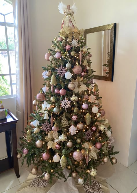 Christmas Tree Gold And Pink, Rose Gold Christmas Decorations Tree, Pink Green And Gold Christmas Tree, Rose Gold Christmas Tree Ideas Themed, Christmas Tree Pink And Gold, Christmas Tree Rose Gold, Pink And Gold Christmas Tree, Christmas Tree Roses, Champagne Christmas Tree