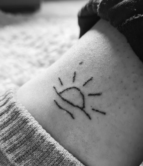 Ocean Stick And Poke Tattoo, Sun Stick And Poke Tattoo, Tattoo Sunset, Stick And Pokes, Stick Poke Tattoo, Stick And Poke Tattoo, Stick Poke, Cute Tattoo Ideas, Sunset Tattoos