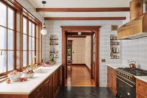 6 Tips For Small Kitchen Design - Studio McGee Tudor Kitchen, Interior Design Per La Casa, Oak Kitchen Cabinets, Interior Bedroom, Classic Kitchen, Oak Kitchen, Interior Renovation, White Kitchen Cabinets, Remodel Bedroom