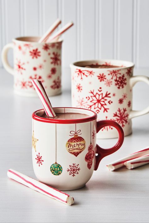 Diy Christmas Mugs, Mug Noel, Hot Chocolate Mugs, Holiday Hot Chocolate, Christmas Contests, Ceramic Cafe, Painted Coffee Mugs, Chocolate Mugs, Christmas Cup