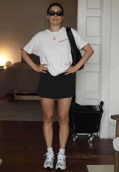 Skirt Ootd Ideas, Outfits 00s Style, Black Mini Skirt Outfit Summer, Black Skort Outfit, Boy Outfits Summer, Mini Skirts Outfits Summer, Black Mini Skirt Outfit, Girl Outfits Summer, Campus 00