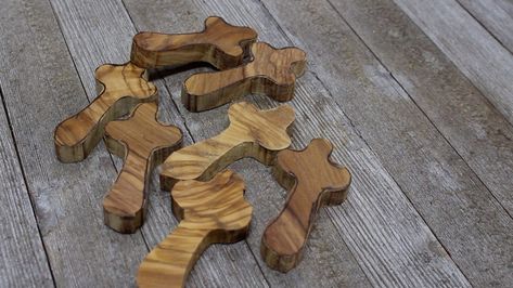 How to Make a Pocket Cross Cross Projects, Wooden Crosses Diy, Crosses Diy, Wooden Cross Crafts, Woodworking Items That Sell, Popular Woodworking Projects, Pocket Cross, Wood Yard Art, Tree Of Life Symbol