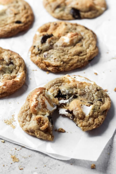 Easy S'mores Cookies are addictive and such a fun twist on the traditional campfire treat.  Brown butter, chocolate, graham crackers, and gooey marshmallows make these cookies drool-worthy. #smorescookies #smoresrecipe Vanilla Macaron Recipes, Easy Homemade Cookie Recipes, Cookies With Brown Butter, Easy Homemade Cookies, S Mores Cookies, Smore Recipes, Marshmallow Cookies, Stuffed Cookies, Cookie Sandwiches