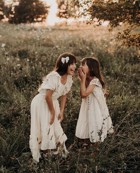 Fairytale Family Photoshoot, Flower Field Photoshoot Kids, Garden Family Photos, Sisters Portrait, Earth Tone Outfits, Sibling Photo Shoots, Boho Photoshoot, Mommy Daughter Photos, Mommy And Me Photo Shoot