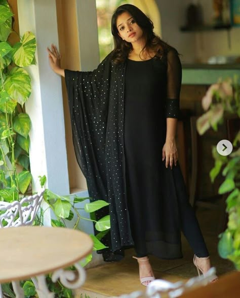 Black Churidar Designs Party Wear, Black Long Dress Indian Style, Black Kurthi Models Latest, Black Churidar Designs, Fashion Kurti Design, Chiffon Churidar, Black Kurti Design, Black Churidar, Kurti Design Ideas