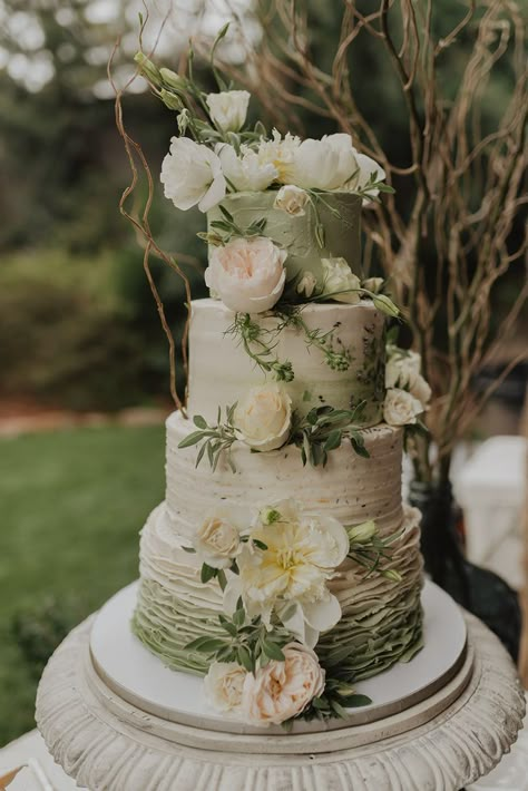 Wedding Cake Nature, Tiana Wedding, Sage Green Wedding Theme, Gaun Abad Pertengahan, Green Wedding Cake, Forest Theme Wedding, Green Themed Wedding, Dream Wedding Cake, Green Wedding Colors