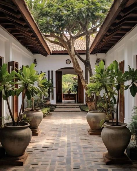 Hacienda Style Homes, Indian Home Design, Courtyard Design, Casa Country, Cottage Renovation, Kerala Houses, Farmhouse Barndominium, House Arch Design, Casas Coloniales