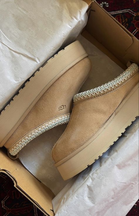 ugg tazz platform sand 🧸 Sand Tazz Uggs, Platform Tazz Ugg, Ugg Tazz Sand, Platform Tazz Ugg Outfit, Ugg Tazz Sand Outfit, Sand Uggs, Tazz Ugg, Uggs Platform, Ugg Sand