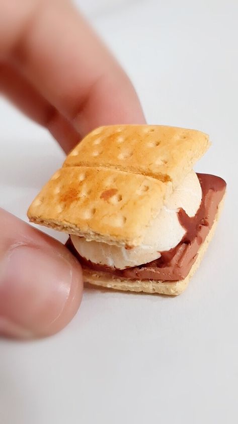 sweetbunnyarts on Instagram: Handmade clay s’mores sculpture.😋❤️ #miniaturefood #mini #clay #clayart #miniatures #handmadebyme #art #artist #artistsoninstagram #food… Clay Food Sculpture Ideas, Air Dry Clay Food Sculpture, Clay Food Sculpture Ceramics, Dessert Sculpture, Clay Smores, Food Clay Ideas, Clay Food Easy, Clay Food Sculpture, Air Dry Clay Food