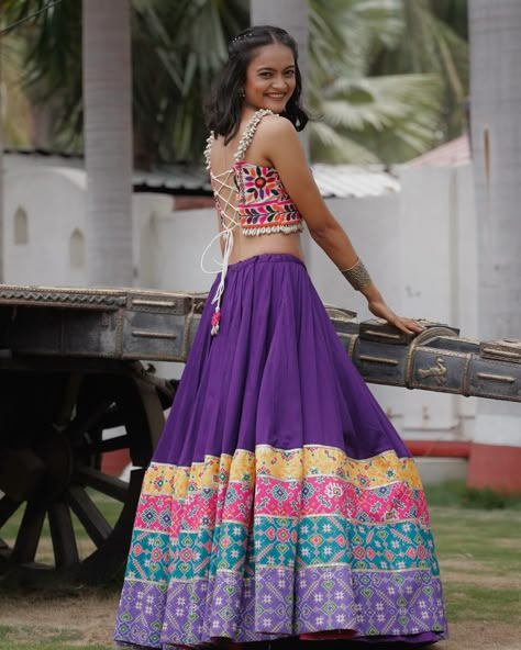 Elegant purple lehenga with intricate Patola prints and matching Gamthi work blouse, featuring stunning Kodi detailing. A perfect blend of tradition and style! @rups_boutique #NavratriCelebrations #GarbaOutfitInspo #navratrifashion Navratri Chaniya Choli Blouse Pattern, Gamthi Blouse Designs, Navratri Ideas, Diwali Shopping, Gamthi Work, Garba Outfit, Patola Print, Garba Dress, Purple Lehenga