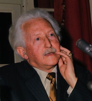 Erik Erikson, psychologist and psychoanalyst known for his human social development theories, was a Montessori student and trained as a Montessori teacher. Erik Erikson, Montessori Teacher, Extraordinary People, Social Development, Constructive Criticism, Psychologist, I Love It, Einstein, Cute Pictures