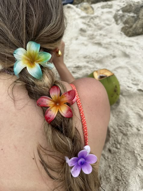 Hibiscus Flower Hair Clip, Hair Clips Styles, Hawaii Hairstyle, 18th Birthday Hairstyles, Amalfi Coast Summer, School Hairdos, Claw Clips Hairstyles, Beachy Hairstyles, Hawaii Hair