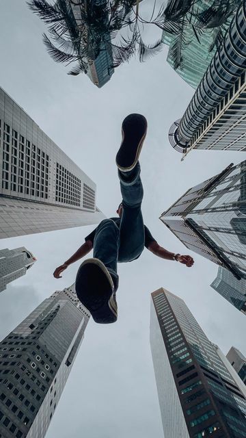 Andy Yong on Instagram: "Photo tip for a creative photo with skyscrapers! Here’s how to turn a boring shot into an action shot! 📸 -> Use your wide angle lens for the most impactful composition -> Place your phone Face Down and set a 10s timer -> Get up on a short ledge or bench and get ready to jump over your phone -> Watch the light near your camera and jump when it starts blinking fast! -> Apply a preset to finish off your photo with an Instagram worthy edit! . #phototips #mobilephotog Angles Photography, Photo Angles, Wide Angle Photography, Angle Photography, Action Images, Forced Perspective, Film Photography Tips, Perspective Photography, Action Photography