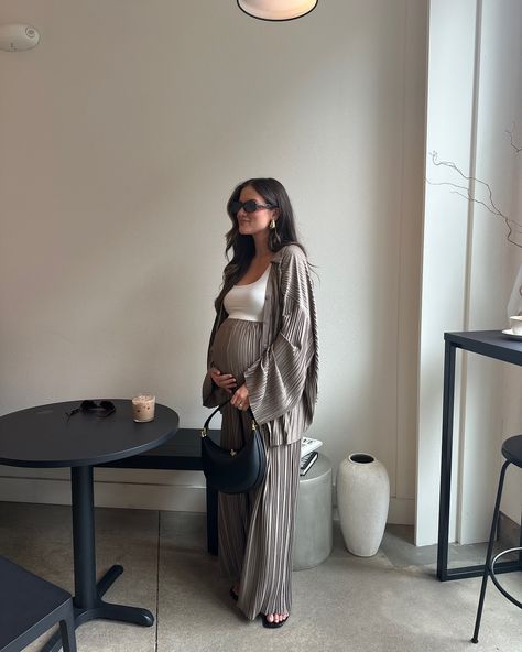 Coffee dates and comfy sets 🤎🍂☕️ Two piece set is @commense.official Bag @amazonfashion Heels @zara — bump style, bump fashion, style the bump, coffee shop ootd aesthetic, neutral style, cute minimal style, two@price comfy set Maternity Lunch Outfit, Casual Mom Aesthetic, Easy Maternity Outfits Summer, Baggy Maternity Outfits, Maternity Elegant Outfit, Pregnant Outfit Spring, Pregnant Elegant Outfit, Matanity Outfit, Business Pregnancy Outfits