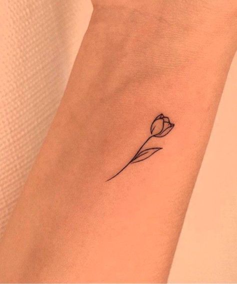 Tulip Mehndi Designs, Tiny Tulip Tattoo, Small Tulip Tattoo, Tattoo Ideas Flower, Tulip Tattoos, Small Flower Design, Wrist Tattoo Ideas, Tato Minimal, Basic Tattoos