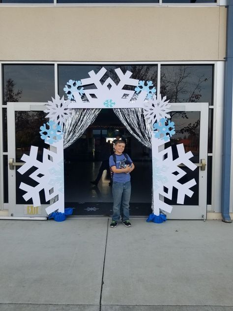 Snowflake Hallway Decorations, Winter Middle School Dance Decorations, School Winter Dance Decorations, Winter Theme Hallway, Winter Wonderland High School Dance, Winter Formal Decorations Diy, Disney Frozen Christmas Decorations, Elementary School Winter Dance, Dance Studio Christmas Decor