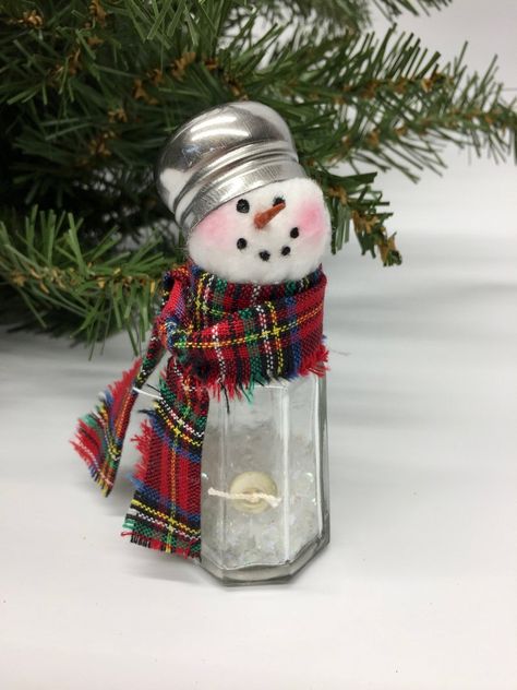 Salt Shaker Snowman, Dollar Store Christmas Decor, Diy Schneemann, Glass Snowman, Snowman Christmas Decorations, Dollar Store Christmas, Winter Decoration, Navidad Diy, Snowman Decorations