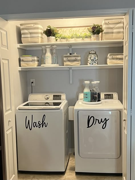 Small Laundry Room Measurements, Farm Door Laundry Room, Laundry Apartment Ideas, Loundry Small Room Ideas, Laundry Room Ideas Rental Friendly, Loundry Small Room, Home Decor Ideas Laundry Room, Laundry Closet Storage Ideas, Laundry Room Art And Decor Ideas