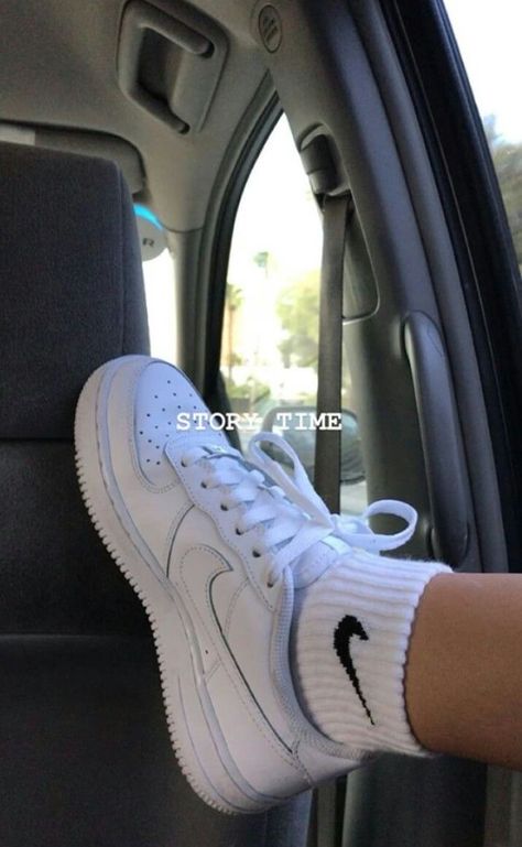 Yeezy Shoes Outfit, Tenis Air Force, Snicker Shoes, Best Soccer Shoes, Socks Nike, Nike Shoes Air Force, White Nike Shoes, Cute Nike Outfits, Pretty Shoes Sneakers