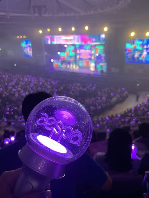 aespa sbong lightstick ocean 💜🥺 Kpop Fan Girl Aesthetic, Aespa Lightstick, K Pop Lightstick, Aespa Concert, Kpop Show, Kpop Lightsticks, Concert Lights, Lightstick Kpop, Kpop Lightstick