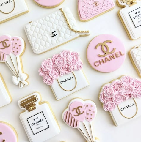 Chanel Themed Wedding, Chanel Decorated Cookies, Paris Themed Cookies, Chanel Themed Party, Dior Cookies, Fancy Biscuits, Chanel Cookies, Chanel Cupcakes, Chanel Birthday Cake