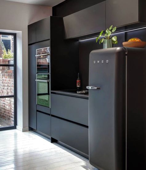 Limited Edition Smeg FAB28 Refrigerator would be right at home in modern black kitchen Fridge Kitchen, Smeg Kitchen, Vintage Fridge, Smeg Fridge, Retro Refrigerator, Desain Pantry, Retro Fridge, Freestanding Fridge, Studio Kitchen