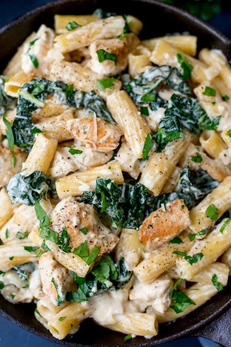 This One Pot Rigatoni Alfredo with Chicken and Kale in a creamy, rich, garlic and parmesan sauce is serious comfort food! #ComfortFood #onepot #Pasta #Recipe Alfredo Rigatoni, Chicken And Kale Recipes, Kale Pasta Recipe, Creamy Chicken Spinach Pasta, Alfredo With Chicken, Chicken Rigatoni, Chicken And Kale, Rigatoni Recipe, Alfredo Chicken