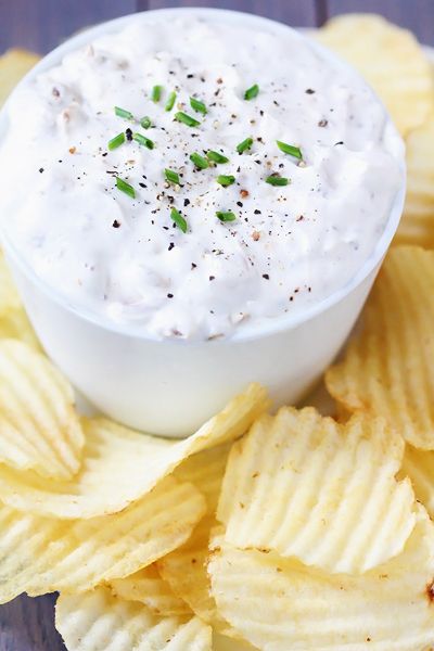 French Onion Dip - A fresh and Lighter version of the Classic French Onion Dip. French Onion Dip Recipe, Onion Dip Recipe, Chips And Dip, French Onion Dip, Gimme Some Oven, Healthy Dips, Onion Dip, Yummy Dips, Dip Recipe