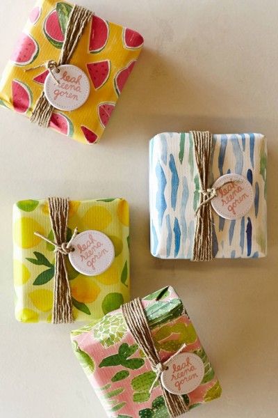 Cute soap packaging idea... | Creative packaging | Packing ideas | Packaging creativity | | Creative ideas | https://www.paperhivestudio.com/?utm_content=buffer3a927&utm_medium=social&utm_source=pinterest.com&utm_campaign=buffer Handmade Soap Packaging, Desain Pantry, Soap Packing, Wrapped Presents, Gift Wrapping Inspiration, Gift Wrap Ideas, Creative Gift Wrapping, Wrap Ideas, Soap Packaging