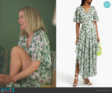 Susannah’s floral flutter sleeve dress on The Summer I Turned Pretty. Outfit Details: https://wornontv.net/374781/ Susannah Fisher, Conrad And Jeremiah, Rachel Blanchard, White Overalls, Leather Jumpsuit, The Summer I Turned Pretty, Vacation Wear, White Gowns, Older Sister