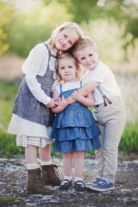 Sibling Picture Ideas, Mother's Day Photography, Sibling Photo Ideas, Rural People, Photography Siblings, 3 Siblings, Children Poses, Sibling Pictures, Family Photo Poses