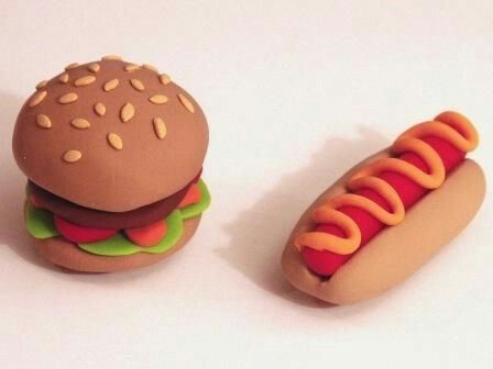 Voici un hamburger et un hot-dog  en pâte fimo 🌭🍔 Play Dough Crafts, Clay Date, Fimo Kawaii, Crea Fimo, Easy Clay Sculptures, Oven Bake Clay, Clay Magnets, Baking Clay, Clay Diy Projects